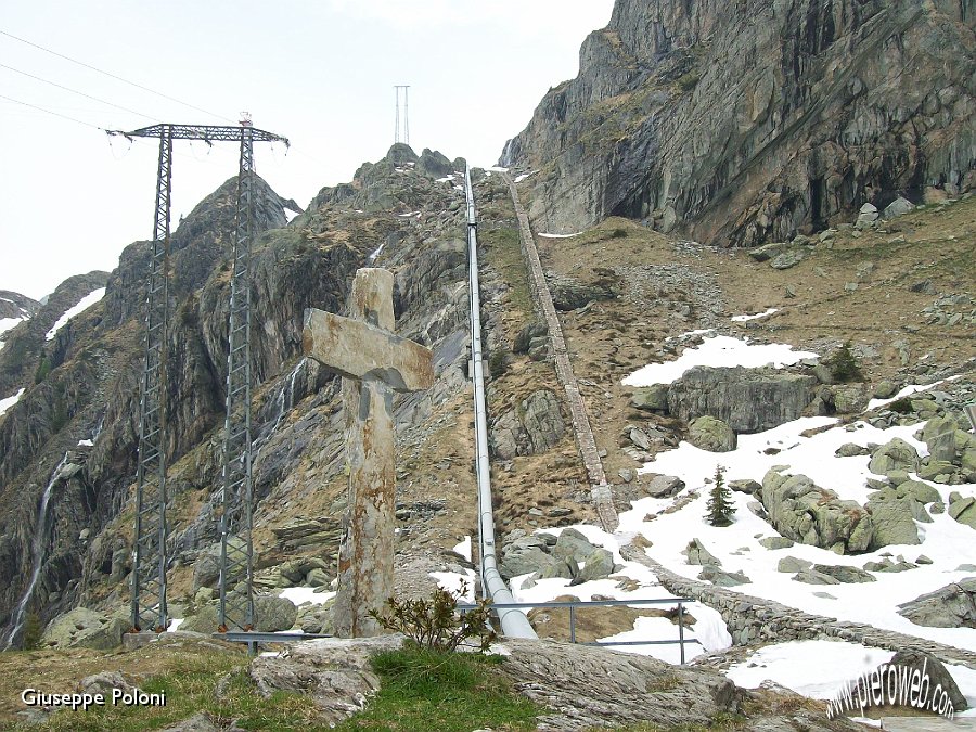 17 Grande croce di pietra vicino alla casa-guardiani ENEL .jpg